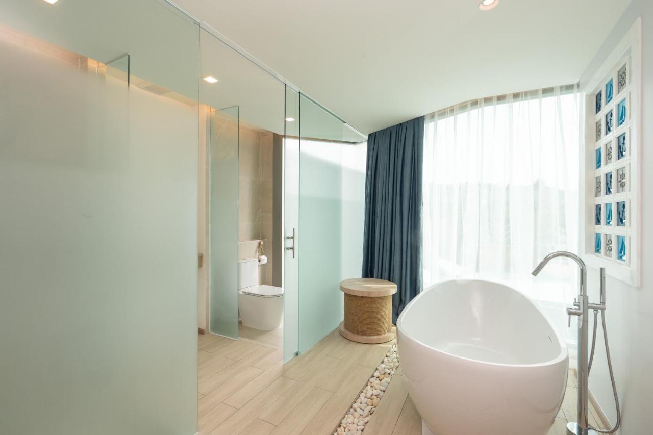 Suite bathtub private jacuzzi