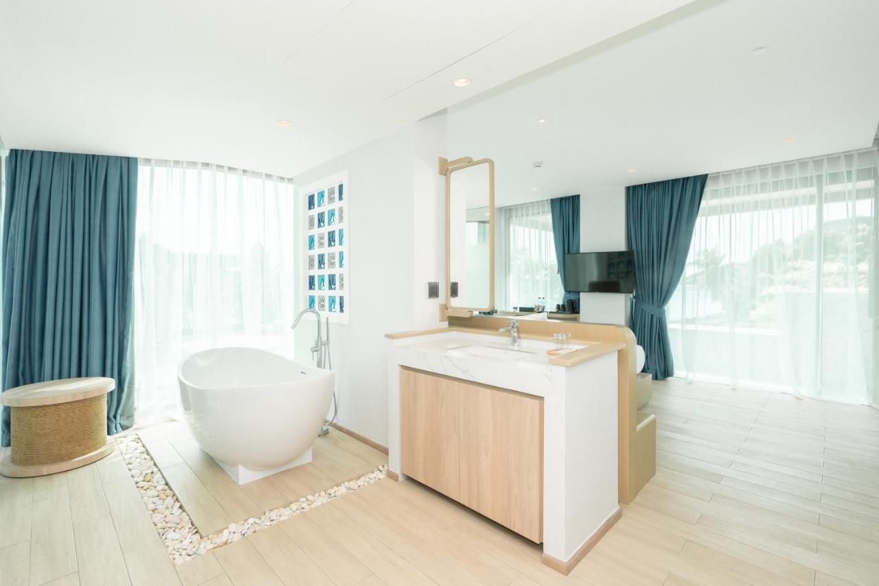 Suite bathtub private jacuzzi